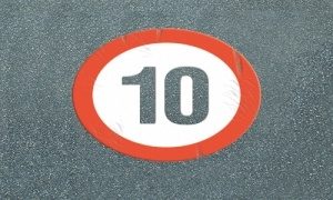 Parkplatzmarkierung als Straßenmarkierung: zulässige Höchstgeschwindigkeit 10km/h