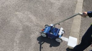 Parkplatzmarkierung mit Sprühfarbe