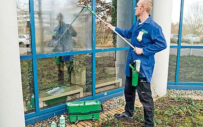 Arbeiten im Freien: Wichtige Maßnahmen zum UV-Schutz